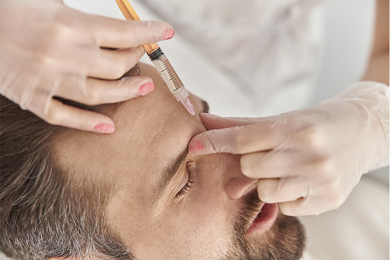 faciales_0001_close-up-makes-mesotherapy-injections-to-young-man-treatment-of-male-by-beautician-for-tightening-and-smoo