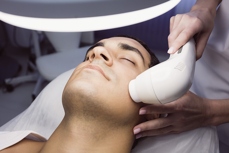 faciales_0003_man-getting-facial-massage-at-clinic